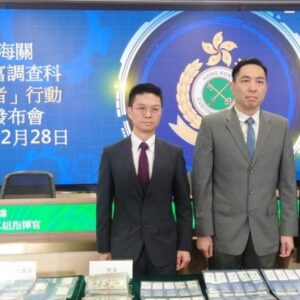 香港海关首次侦破以跨国钻石贸易洗黑钱案件，涉款约5亿港元。
